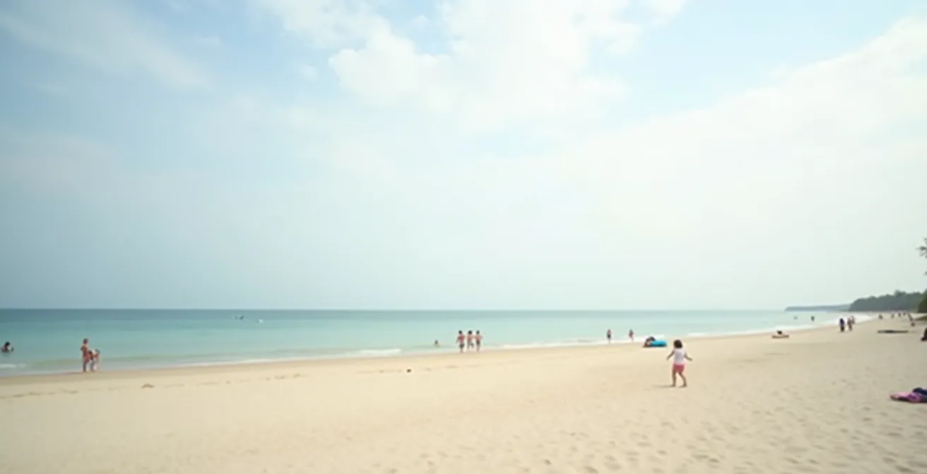 Plage aménagée de l'étang de Thau avec familles et ambiance tranquille