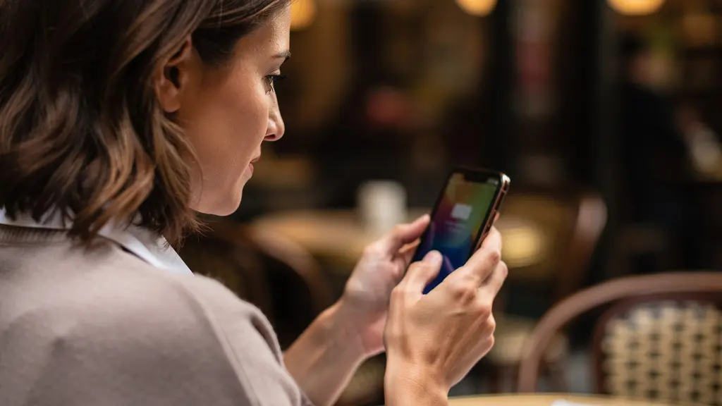 Femme utilisant simulateur capacité emprunt sur smartphone